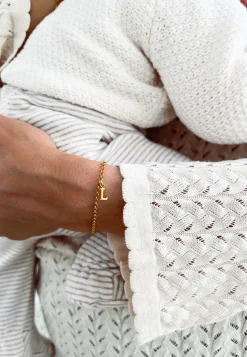 PULSERA ADAMYA LETRA BAÑADA EN ORO